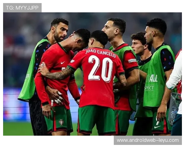 C罗再度闪耀赛场,贡献进球助队取胜,状态火热持续飙升 C罗再度闪耀赛场,贡献进球助队取胜,状态火热持续飙升